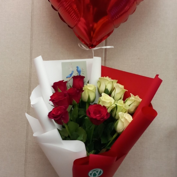Набор размер S с букетом из 13 красных и белых роз 50 см (Кения) в корейской упаковке