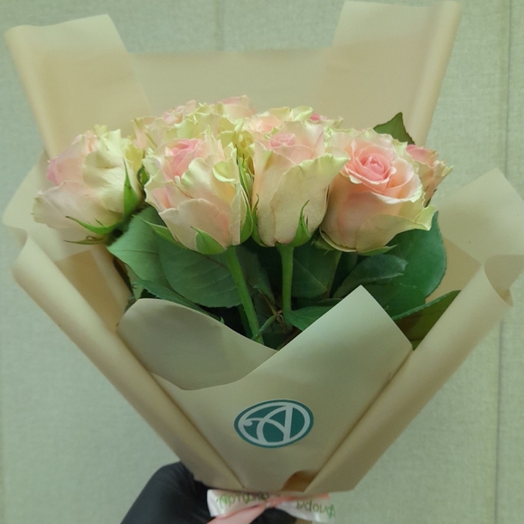 Букет из 15 розовых роз Кения (35 см) в корейской упаковке