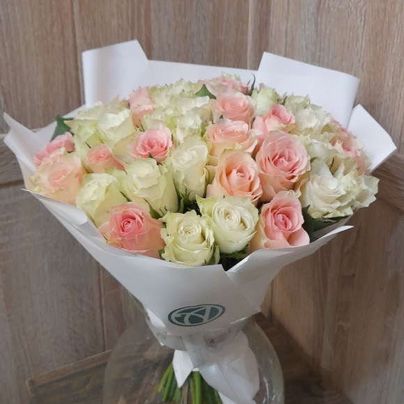 Букет из 51 белой и розовой розы Кения (35 см) в корейской упаковке