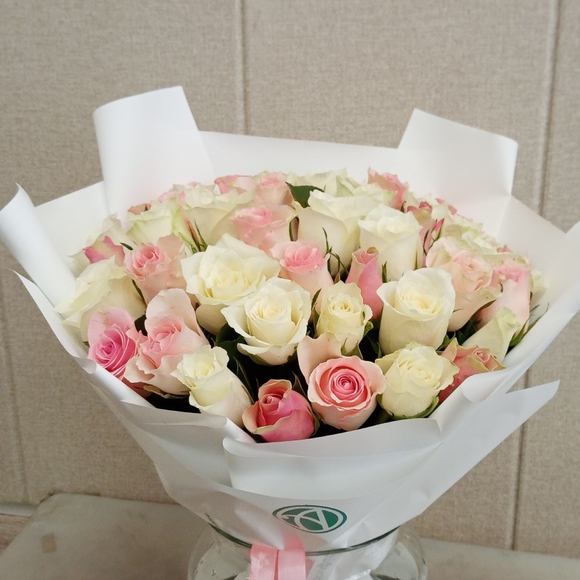 Букет из 51 белой и розовой розы Кения (35 см) в корейской упаковке