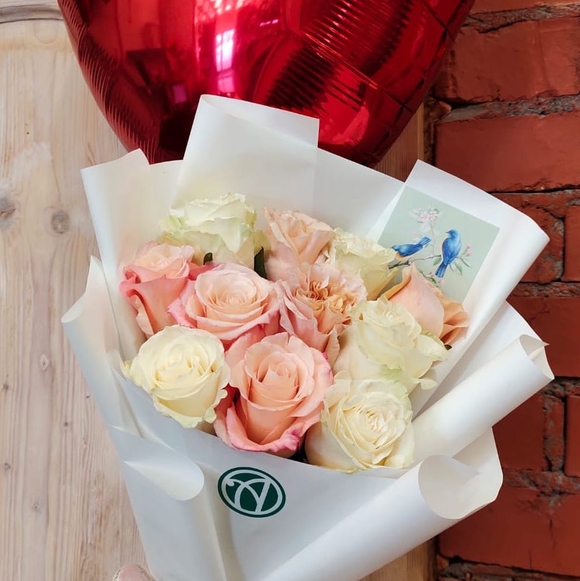 Букет из 11 роз нежный микс 50 см (Эквадор) в корейской упаковке