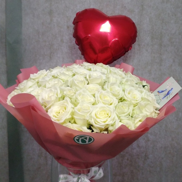 Набор размер XL с букетом из 51 белой розы Кения (35 см) в корейской упаковке