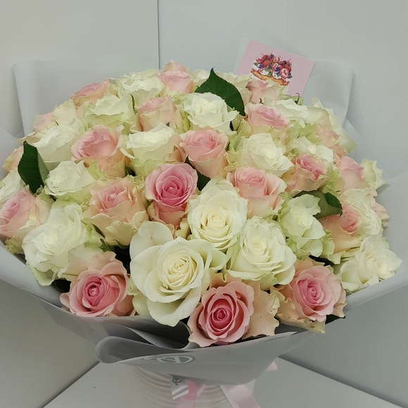 Букет из 51 белой и розовой розы Кения (35 см) в корейской упаковке