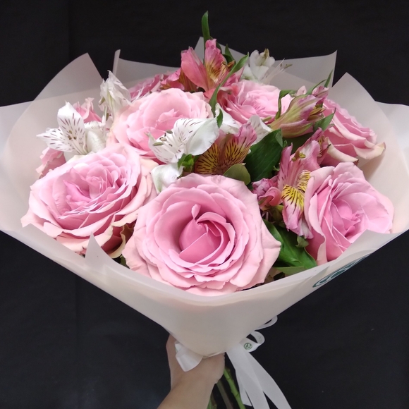 Букет из розовых эквадорских роз и альстромерии микс - M