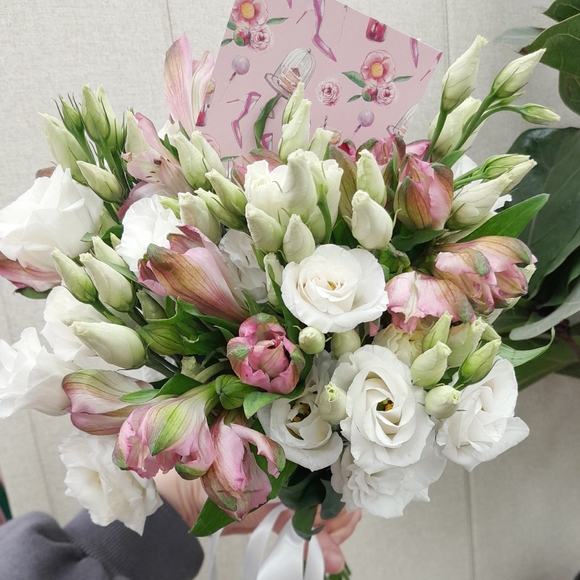 Букет невесты из лизиантуса (эустом) и альстромерии