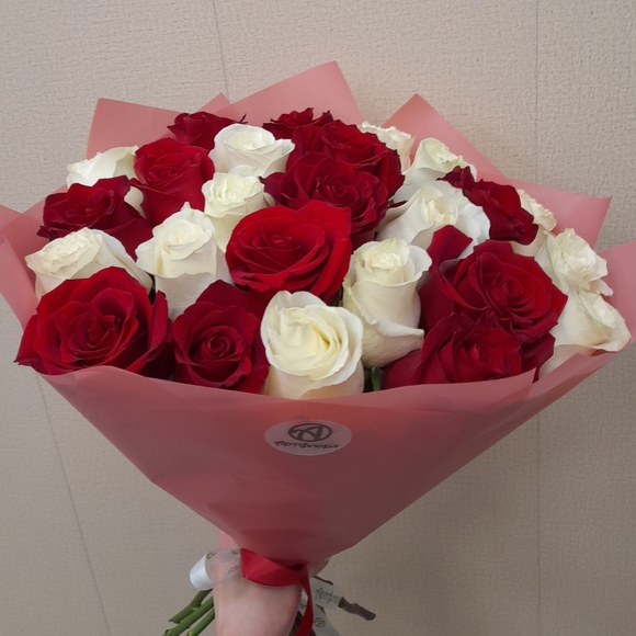 Букет из 25 красных и белых роз 50 см (Эквадор)