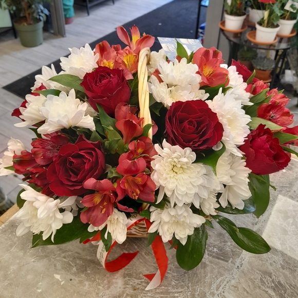 Корзина с красными розами (Кения), хризантемой, альстромерией и зеленью