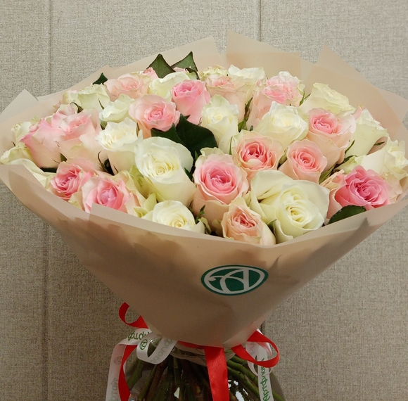 Букет из 35 белых и розовых роз Кения (35 см) в корейской упаковке