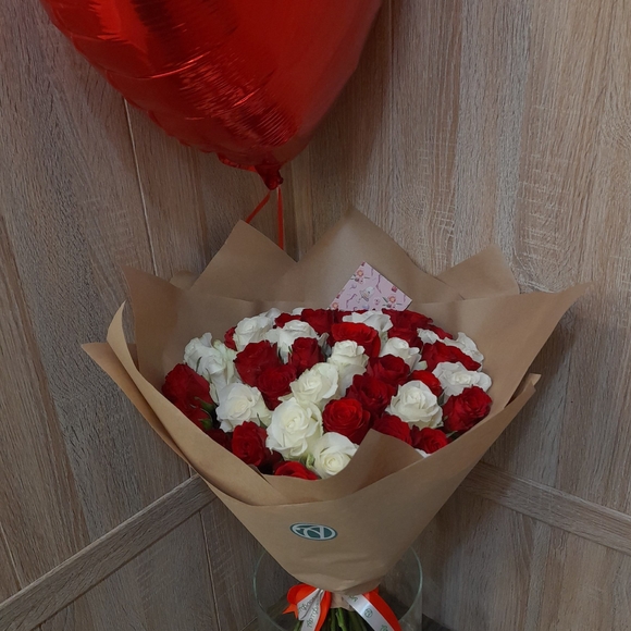 Набор размер L+ с букетом 51 красная и белая роза Кения (50 см)