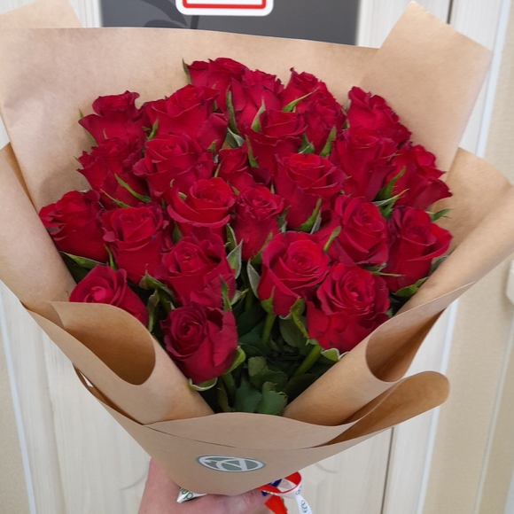 Букет из 25 красных роз Кения (35 см)