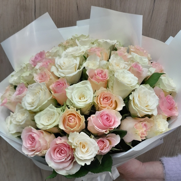 Букет из 51 белой и розовой розы Кения (35 см) в корейской упаковке