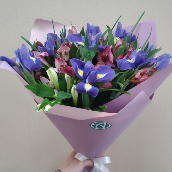 Букет из синих ирисов и альстромерии микс - M