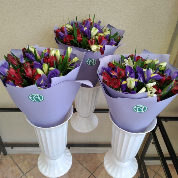 Букет из синих ирисов и альстромерии микс - M