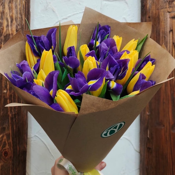 Букет из желтых тюльпанов с ирисами - М