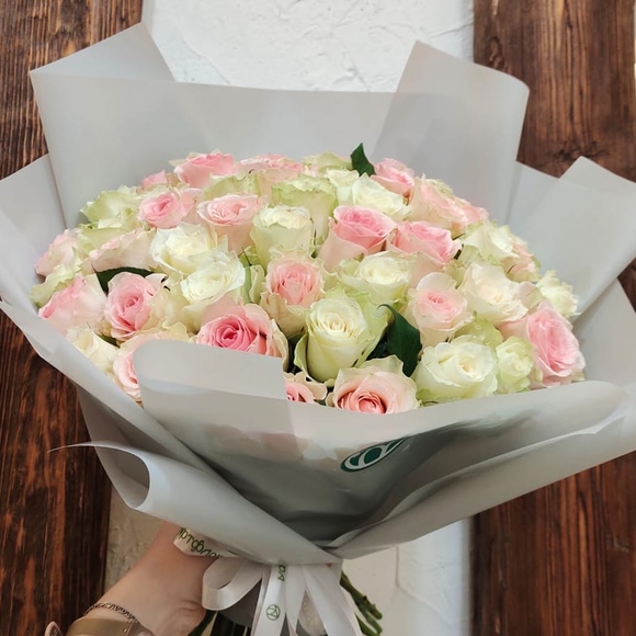 Букет из 51 белой и розовой розы Кения (35 см) в корейской упаковке