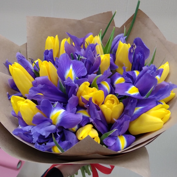 Букет из желтых тюльпанов с ирисами - М