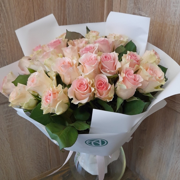 Букет из 25 розовых роз Кения (35 см) в корейской упаковке