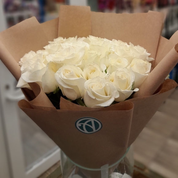 Букет из 25 белых роз 35 см (Кения)