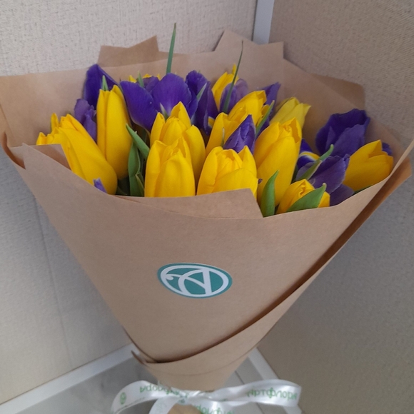 Букет из желтых тюльпанов с ирисами - М