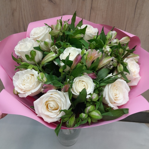 Букет из белых эквадорских роз и альстромерии микс - М