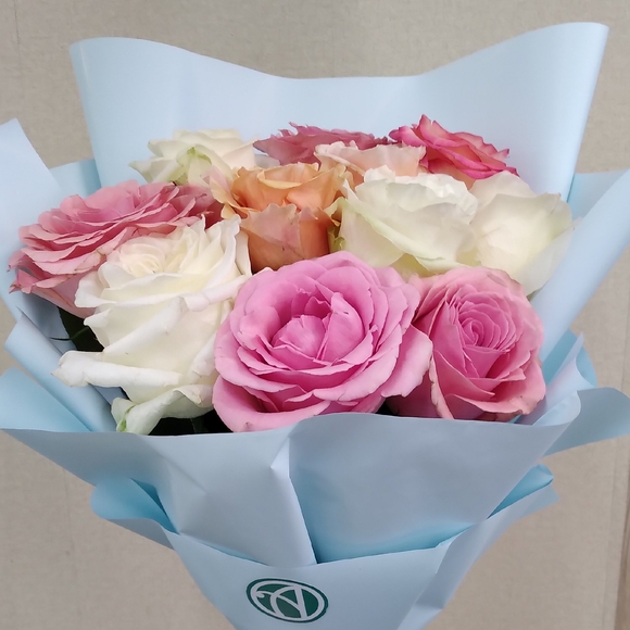 Букет из 11 роз нежный микс 50 см (Эквадор) в корейской упаковке