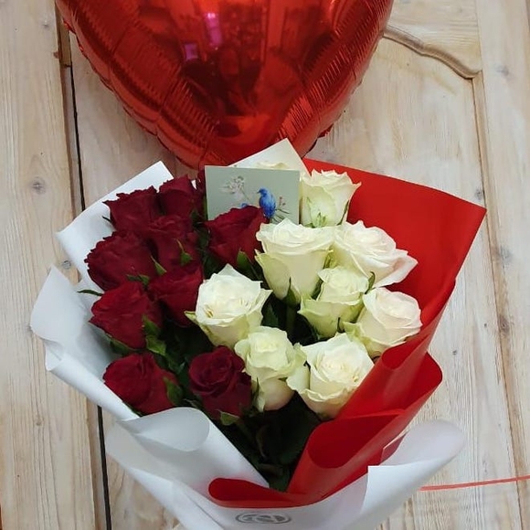 Набор размер S с букетом из 13 красных и белых роз 50 см (Кения) в корейской упаковке