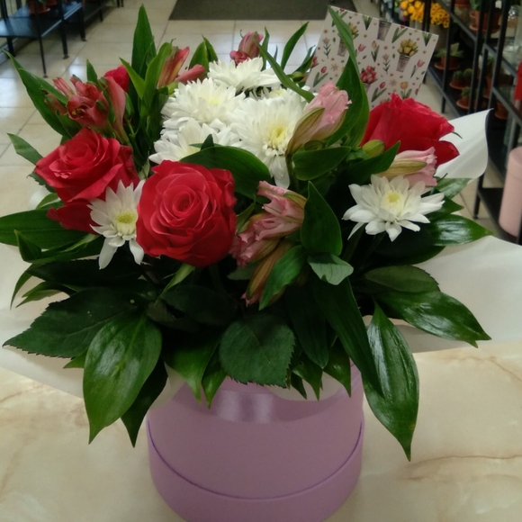 Букет в шляпной коробке small из розовых роз, хризантем и альстромерий