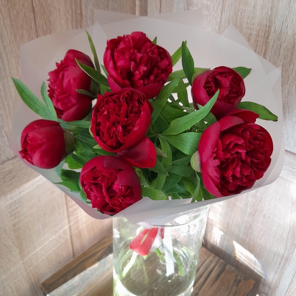Букет из 7 бордовых пионов (Россия)