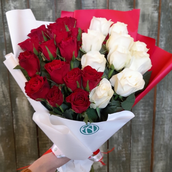 Букет из 25 красных и белых роз 50 см (Кения) в корейской упаковке