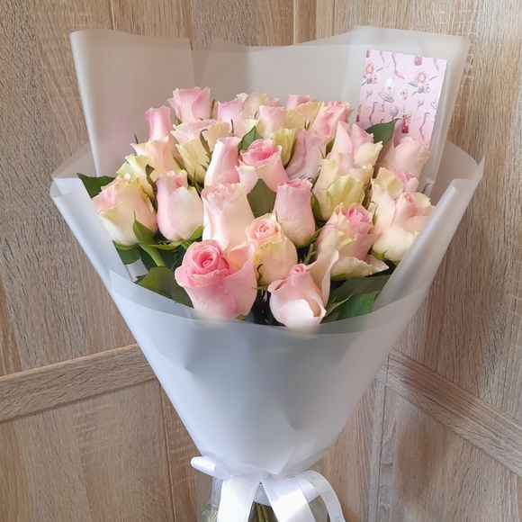 Букет из 25 розовых роз Кения (35 см) в корейской упаковке