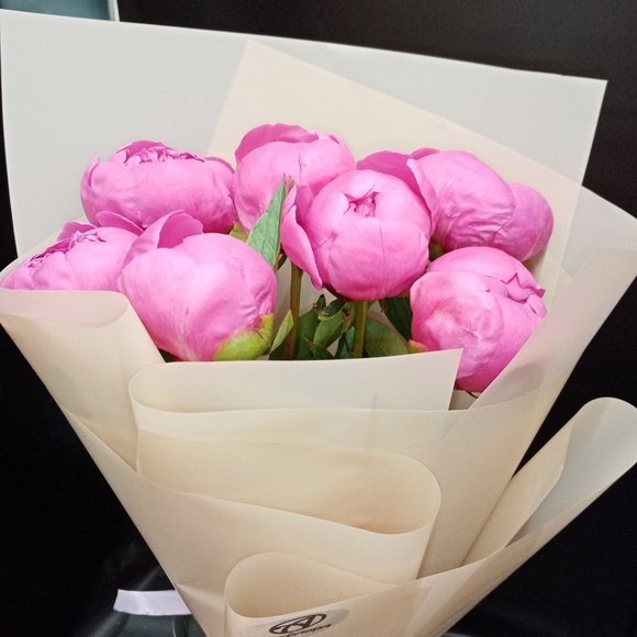 Букет из 7 малиновых пионов (Россия)