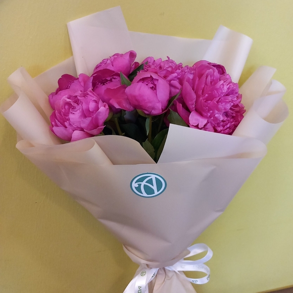 Букет из 7 малиновых пионов (Россия)