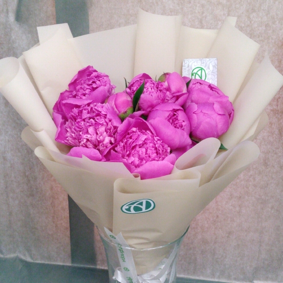 Букет из 7 малиновых пионов (Россия)