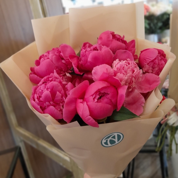 Букет из 7 малиновых пионов (Россия)