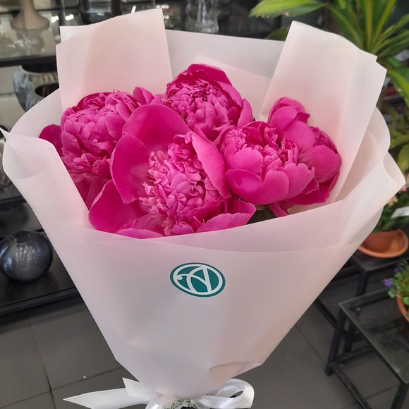 Букет из 5 малиновых пионов (Россия)