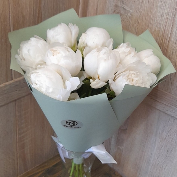 Букет из 9 белых пионов (Голландия) 