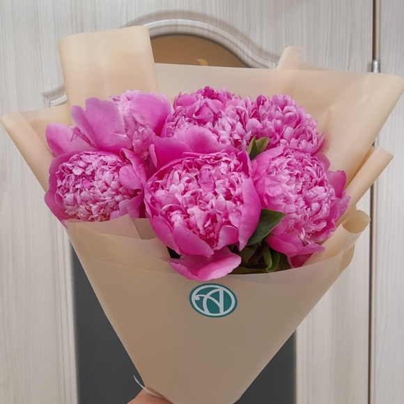 Букет из 7 малиновых пионов (Россия)