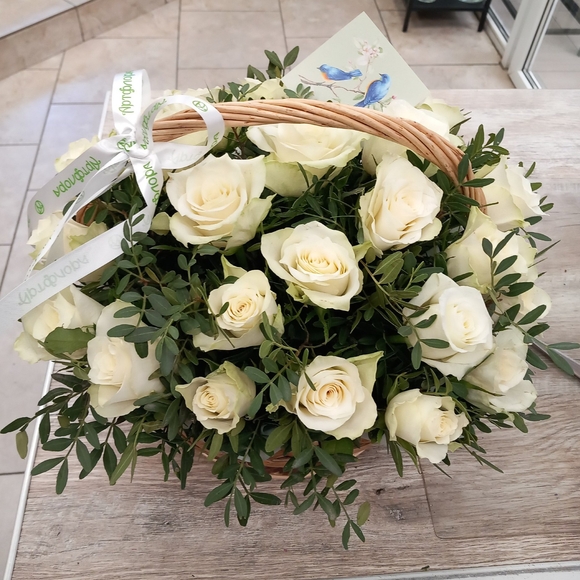 25 белых роз Кения с зеленью в корзине