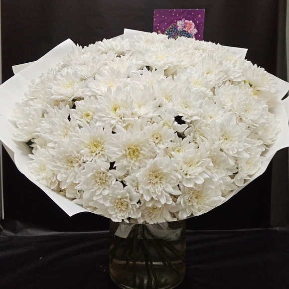 Букет из 15 белых кустовых хризантем