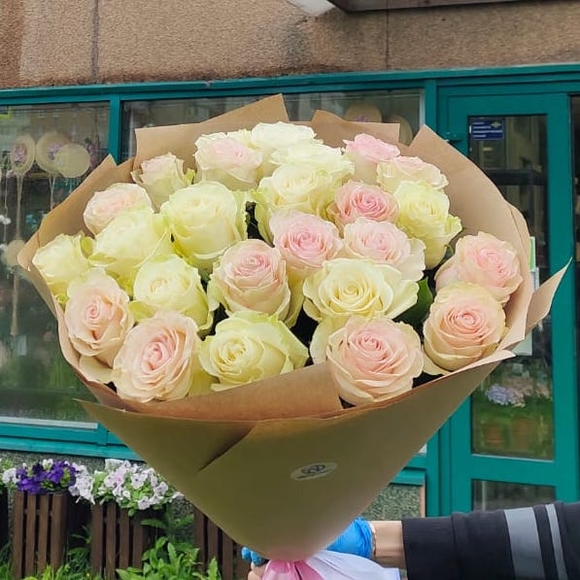 Букет из 25 белых и розовых роз 70 см (Эквадор)