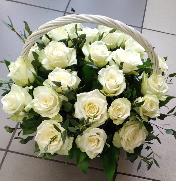 25 белых роз Кения с зеленью в корзине