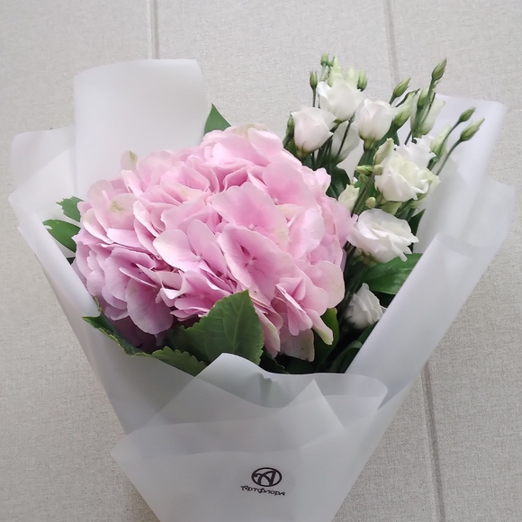 Букет из розовой гортензии и лизиантуса