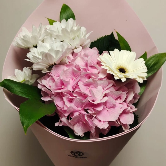 Букет из розовой гортензии, герберы и хризантемы