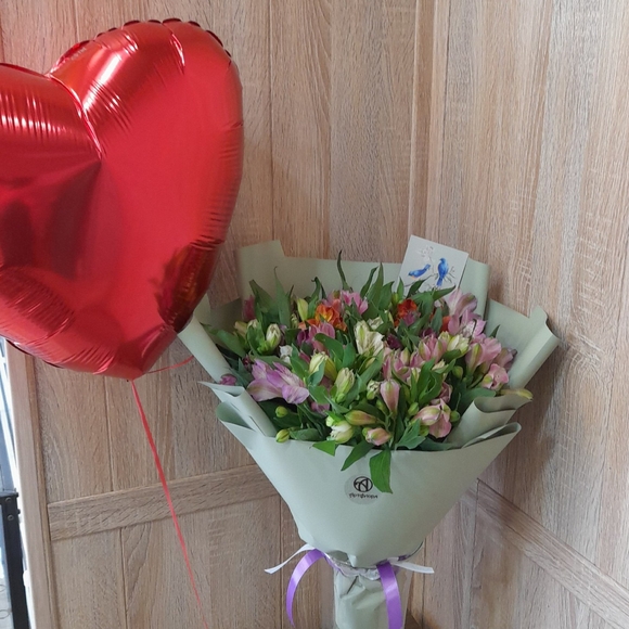 Набор размер L с букетом 25 альстромерий в корейской упаковке