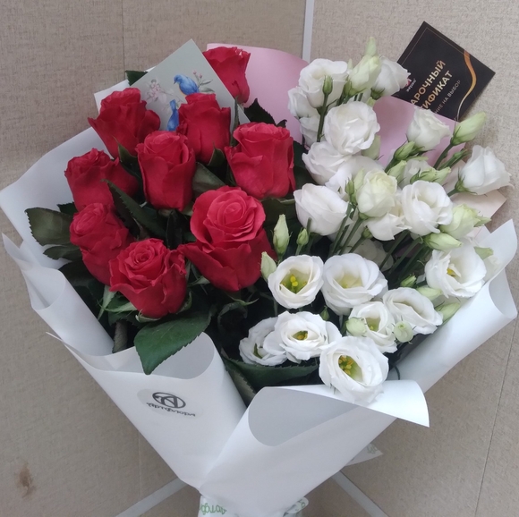 Букет из розовых роз 50 см (Кения) и лизиантуса - М в корейской упаковке