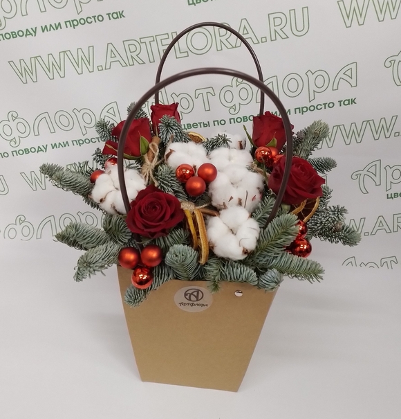 Новогодняя сумочка с красными кенийскими розами - М