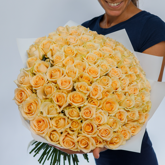 Букет из 101 кремовой розы 50 см (Россия)