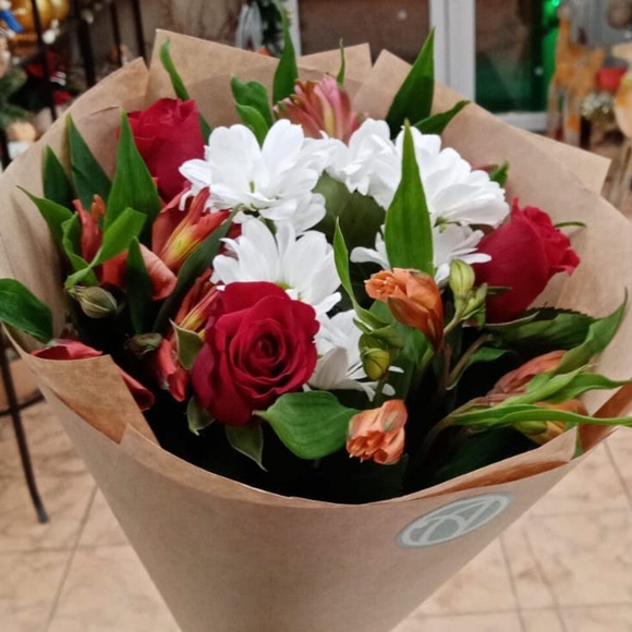 Букет из красных роз, хризантемы и альстромерии микс