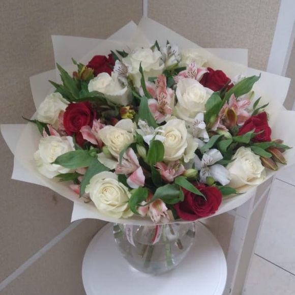 Букет из эквадорских роз микс и альстромерий микс - L