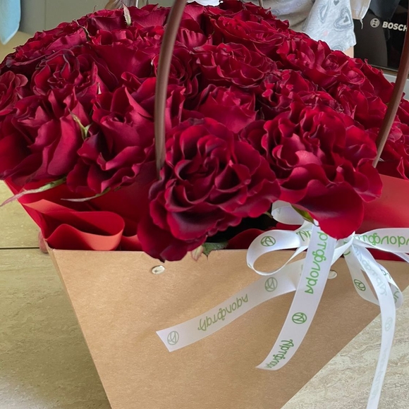 Цветочная сумочка с 35 красными розами (РФ)